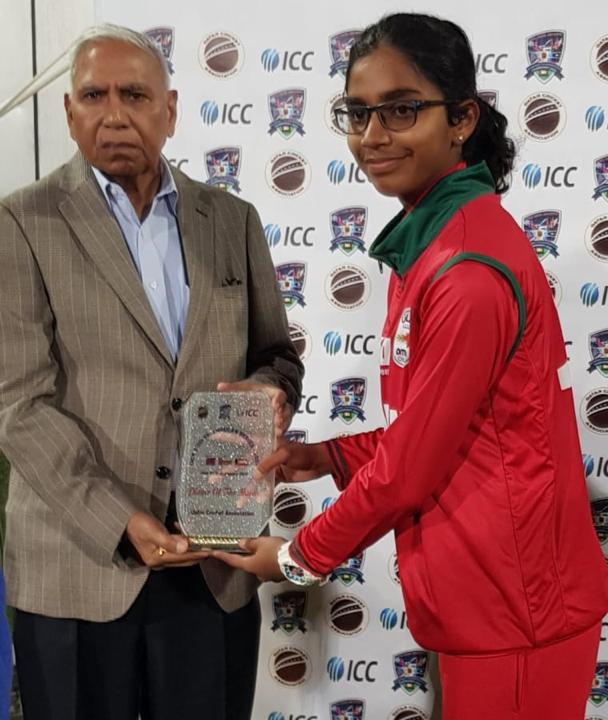 Sakshi shetty receiving player of the match award against Qatar on Saturday.