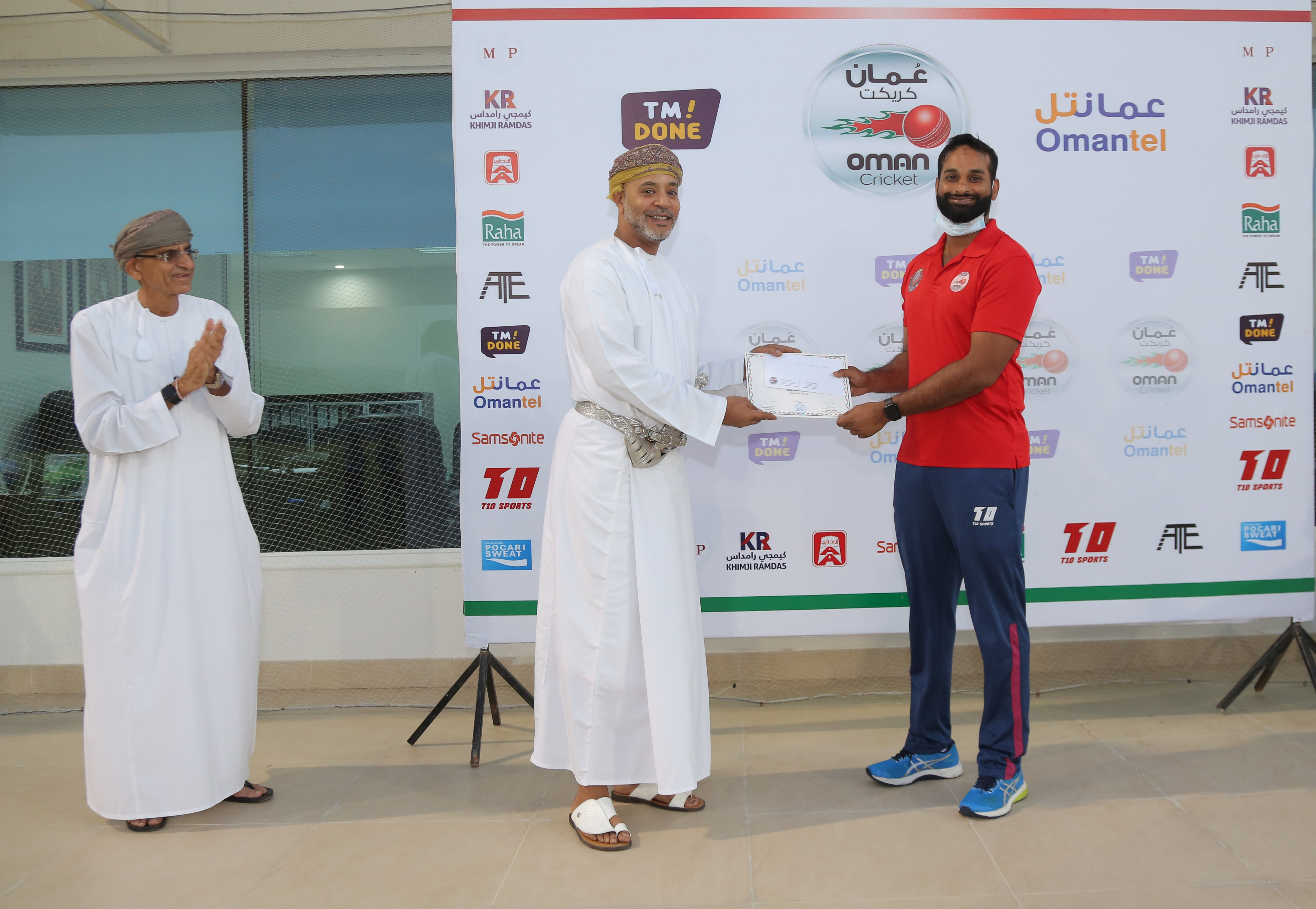Khawar Ali receiving his award from Janab Al Sayyid Qais Khalid Al Said